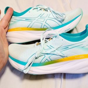 Wms Asics nimbus 25 size 8.5